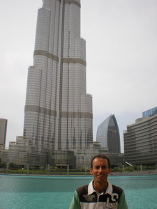 Lee trying to stand as tall as Burj Khalifa!
