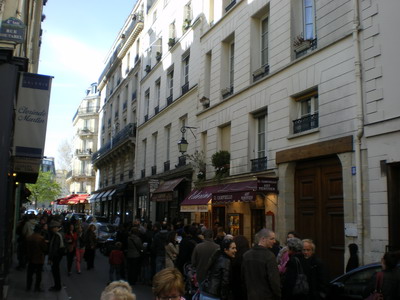 Queues for ice creams on Ile St Louis