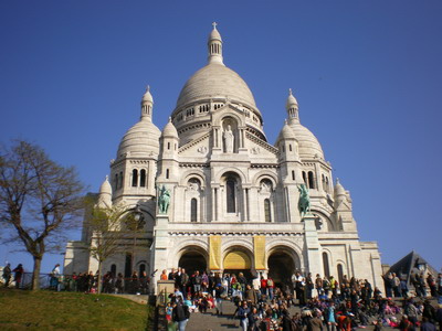 Crowds build around Sacre Coeur
