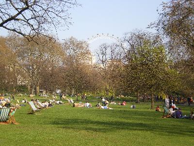 Londoners lapping up the sunshine in St James's Park